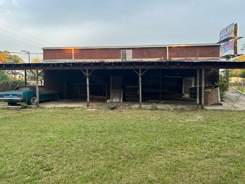 More Photos Of 647 Main St, Thomson Flex For Sale