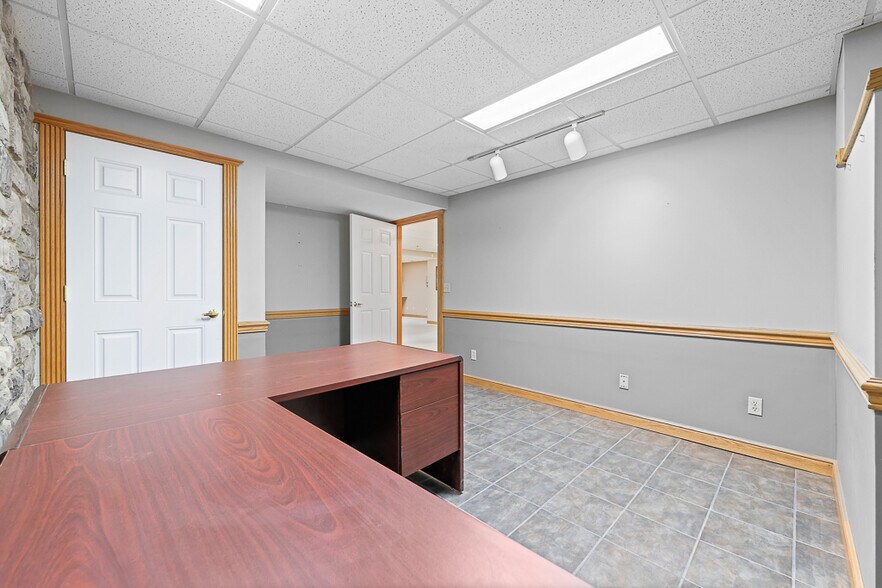 More Photos Of 8050 Corporate Cir, North Royalton Office For Lease
