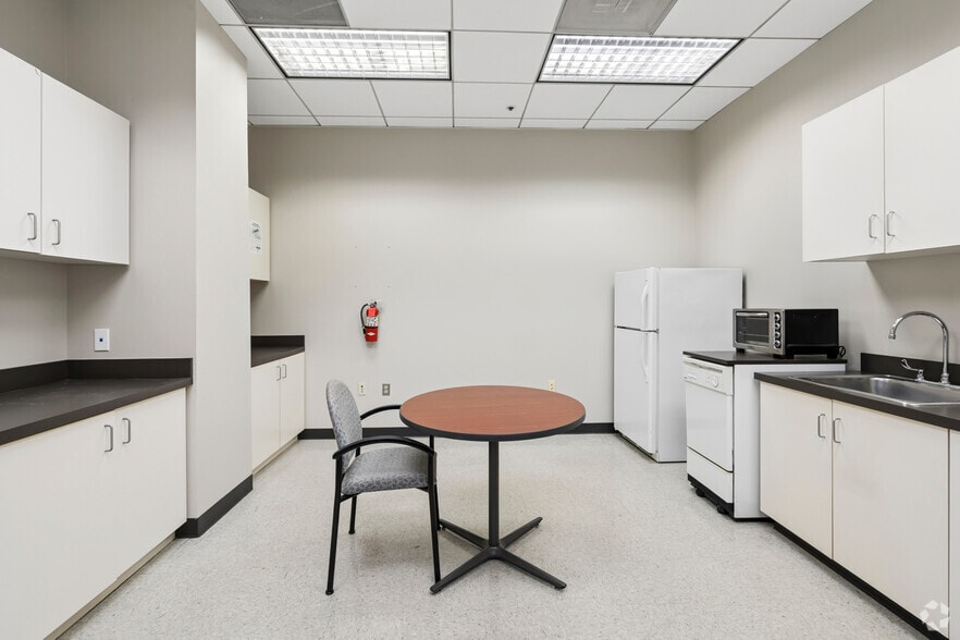 More Photos Of 300 W Pratt St, Baltimore Office For Lease