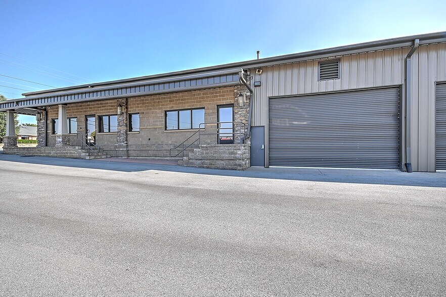 More Photos Of 317 Bluff City Hwy, Bristol Flex For Sale