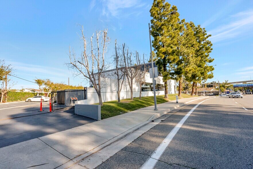 More Photos Of 2729 Bristol St, Costa Mesa Medical For Sale