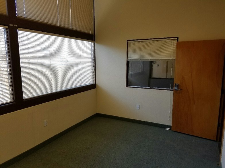 More Photos Of 5040 Edna Ave, Las Vegas Office For Lease