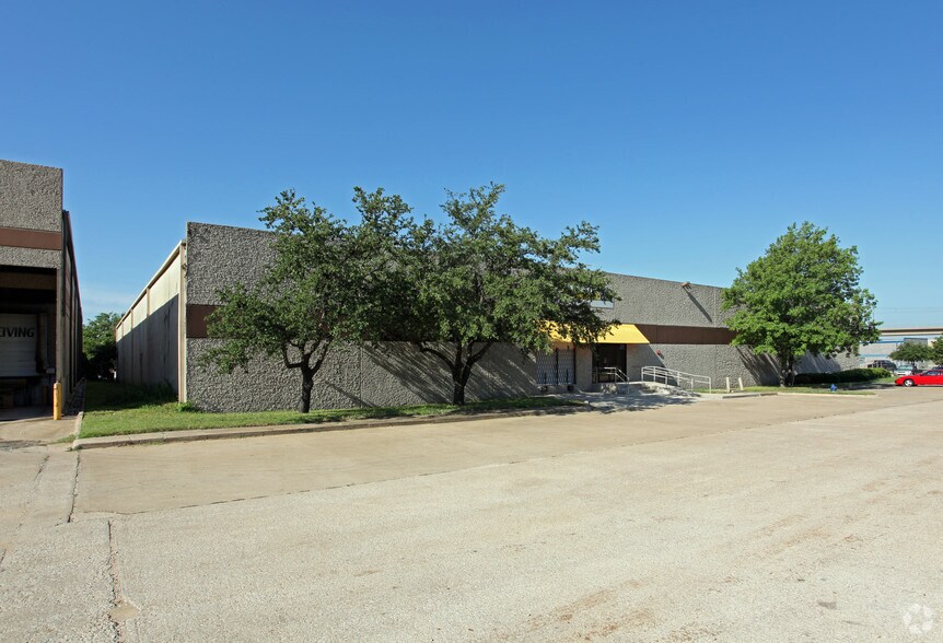 Primary Photo Of 1408 Vinylex Dr, Carrollton Distribution For Sale