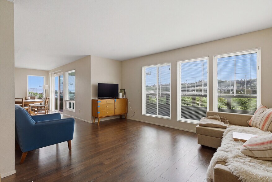 More Photos Of 2820 15th W, Seattle Apartments For Sale