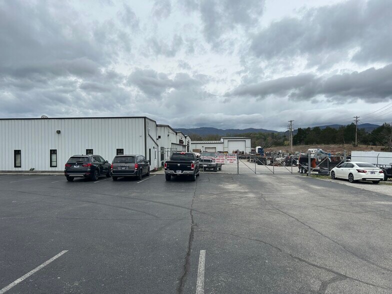 More Photos Of 180 Mount Paran Rd, Jacksboro Distribution For Lease