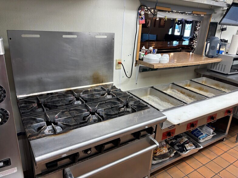 More Photos Of 140 E 12th St, Imperial Restaurant For Sale