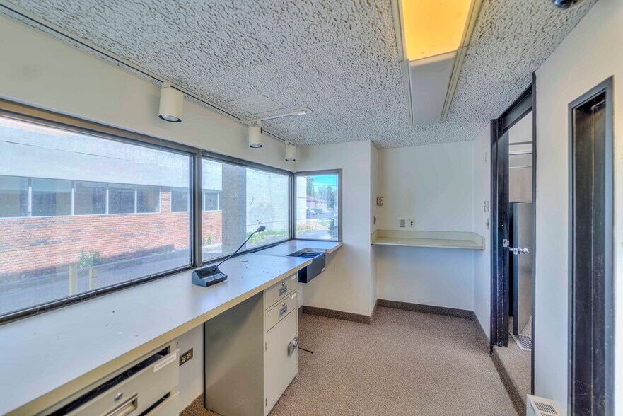 More Photos Of 1217 Greenwood Ave, Jackson General Retail For Sale
