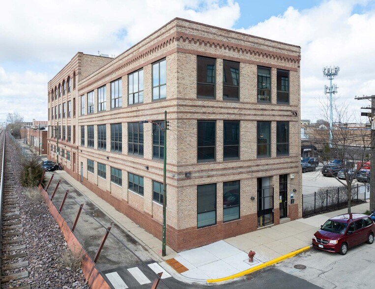 More Photos Of 1900 W Kinzie St, Chicago Light Distribution For Sale