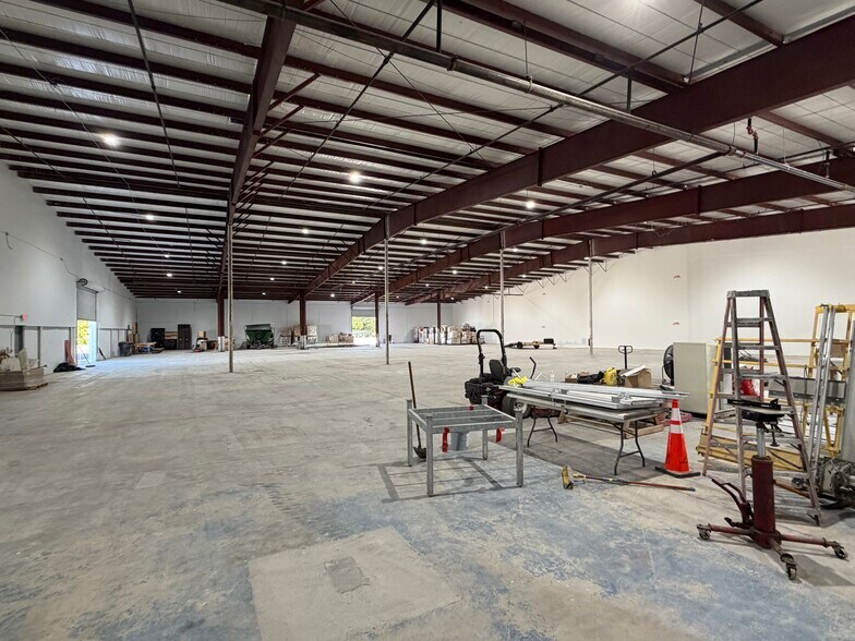 More Photos Of 5700 E Colonial Dr, Orlando General Retail For Lease