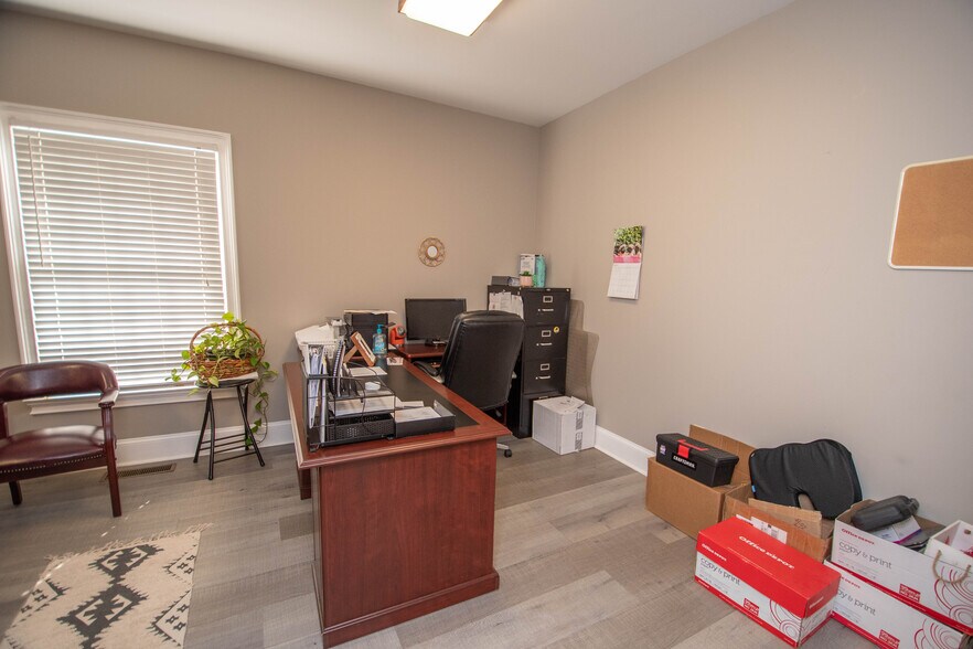 More Photos Of 385 Hawthorne Ln, Athens Medical For Lease