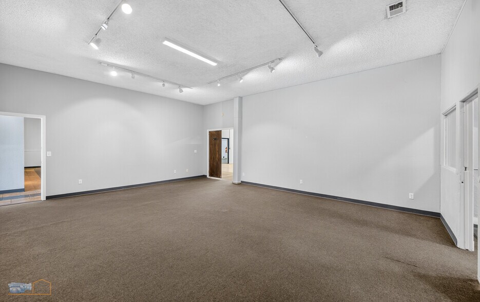 More Photos Of 2207-2209 9th St, Greeley Flex For Sale