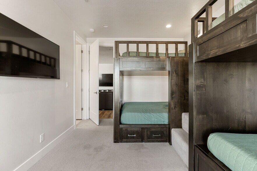 More Photos Of 2248 N Double Eagle Ln, Washington Specialty For Sale