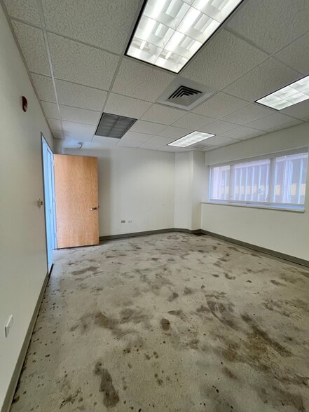 More Photos Of 99 N King St, Honolulu Office For Lease