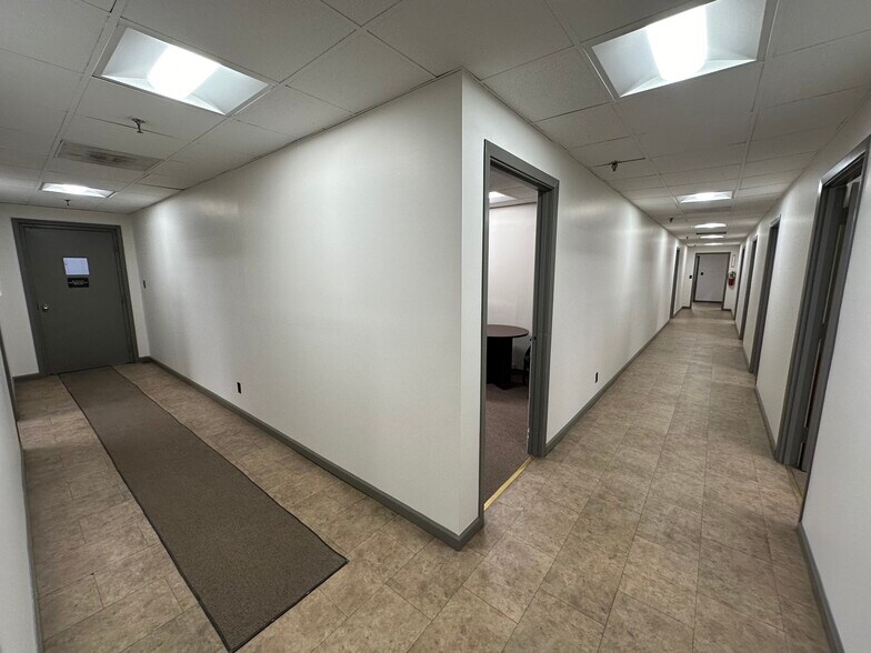 More Photos Of 425 N Gateway Ave, Rockwood Warehouse For Lease