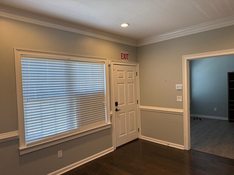 More Photos Of 4595 Towne Lake Pky, Woodstock Medical For Lease
