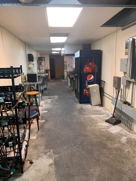 More Photos Of 16508 Hwy 65 S, Damascus Service Station For Sale