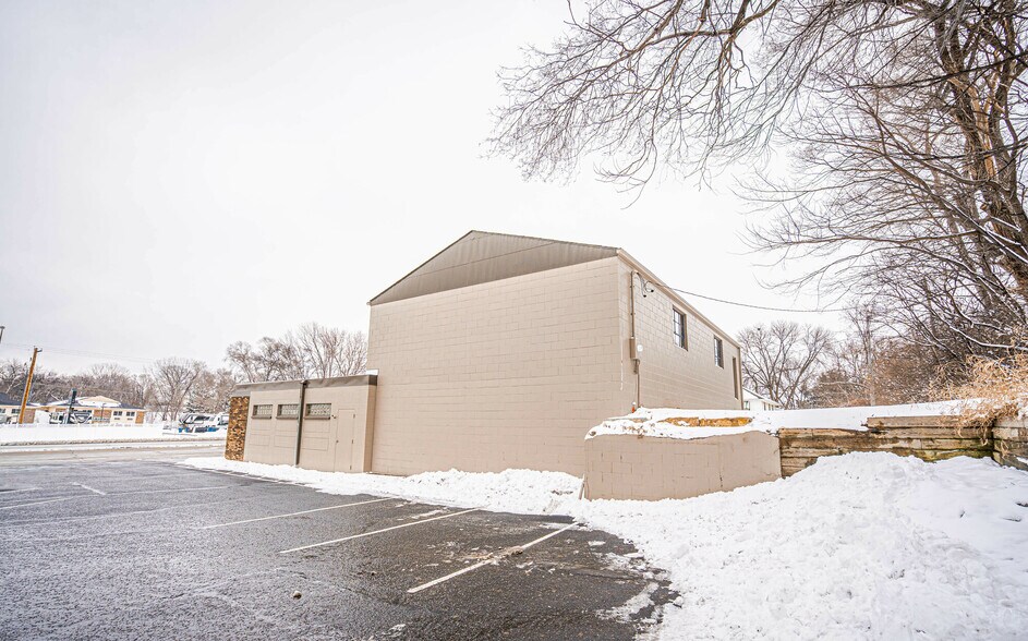 More Photos Of 2324 Vermillion St, Hastings Freestanding For Lease
