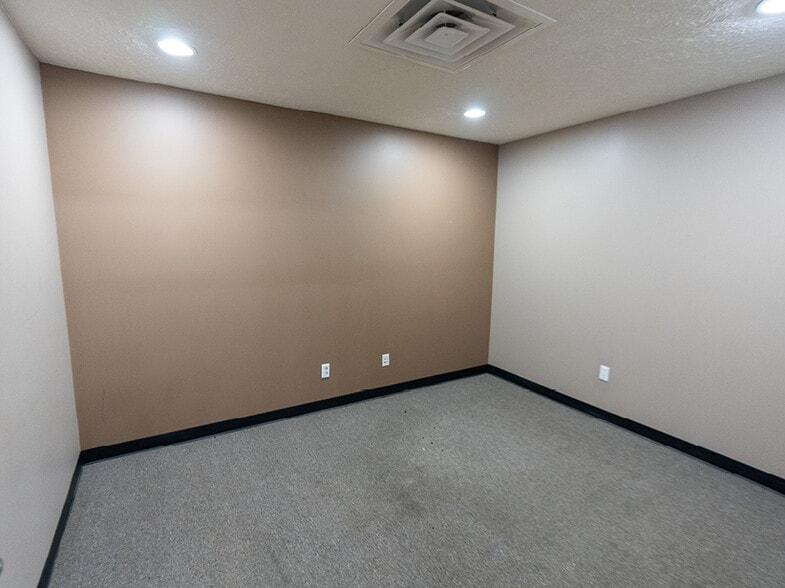 More Photos Of 1706 S Galvin Rd, Bellevue Showroom For Sale