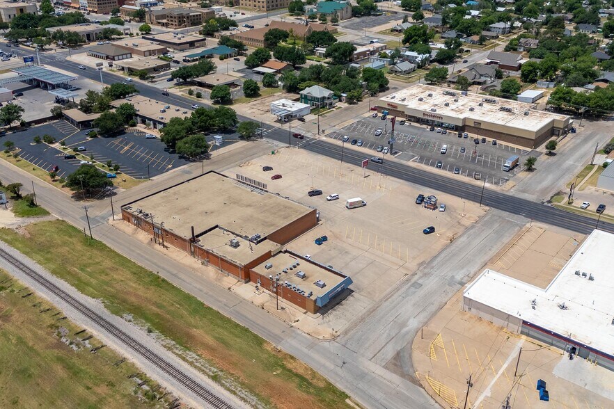 More Photos Of 500-511 E Broadway St, Sweetwater Storefront For Sale