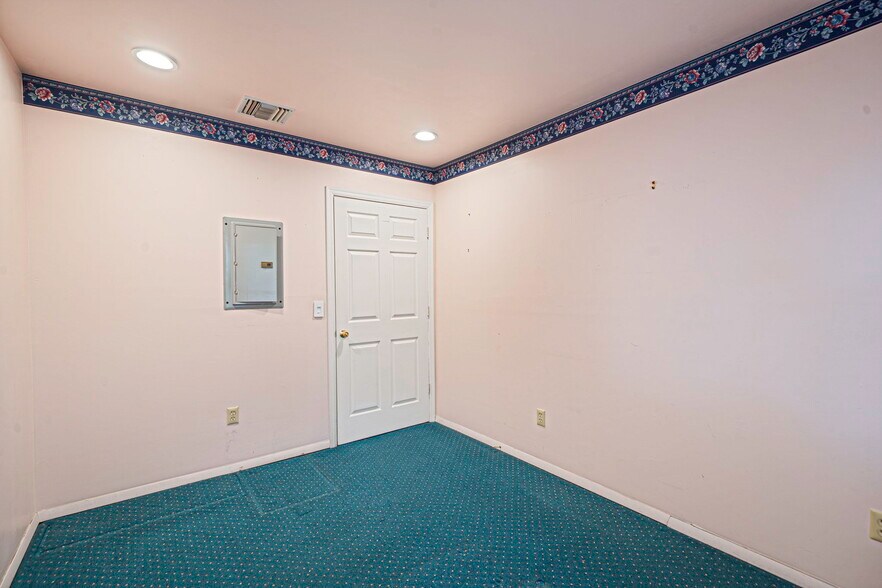 More Photos Of 147 N Ocean Ave, Patchogue Office For Sale