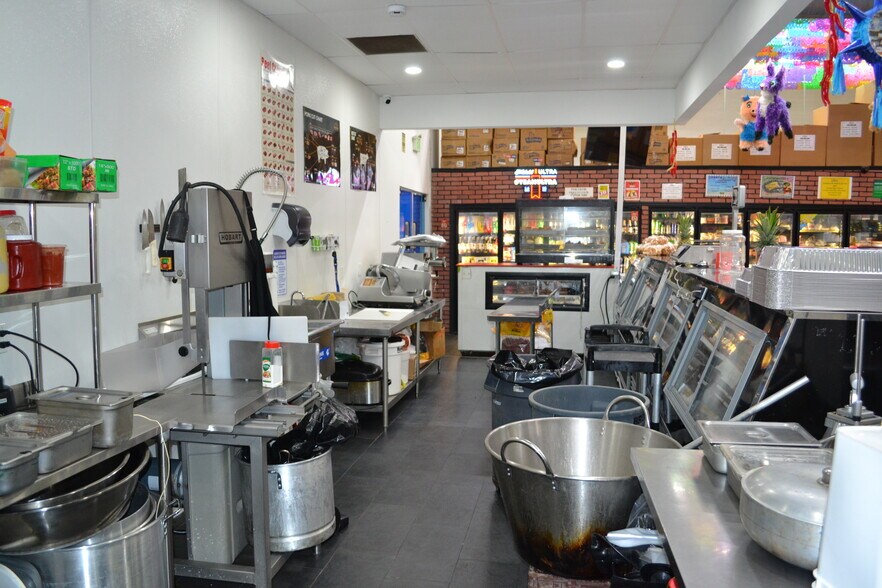 More Photos Of 4186 University Blvd, Jacksonville Convenience Store For Sale