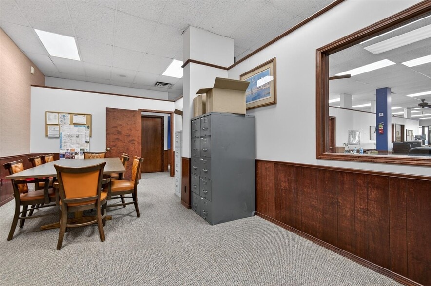 More Photos Of 111 SE Frank Phillips Blvd, Bartlesville Office For Sale