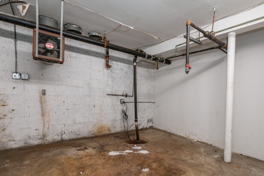 More Photos Of 390 Ramapo Valley Rd, Oakland Freestanding For Lease