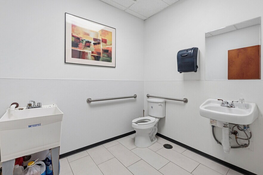 More Photos Of 11055 N IH-35, Austin Storefront For Lease