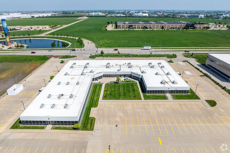 More Photos Of 12150 Meredith Dr, Urbandale Medical For Lease