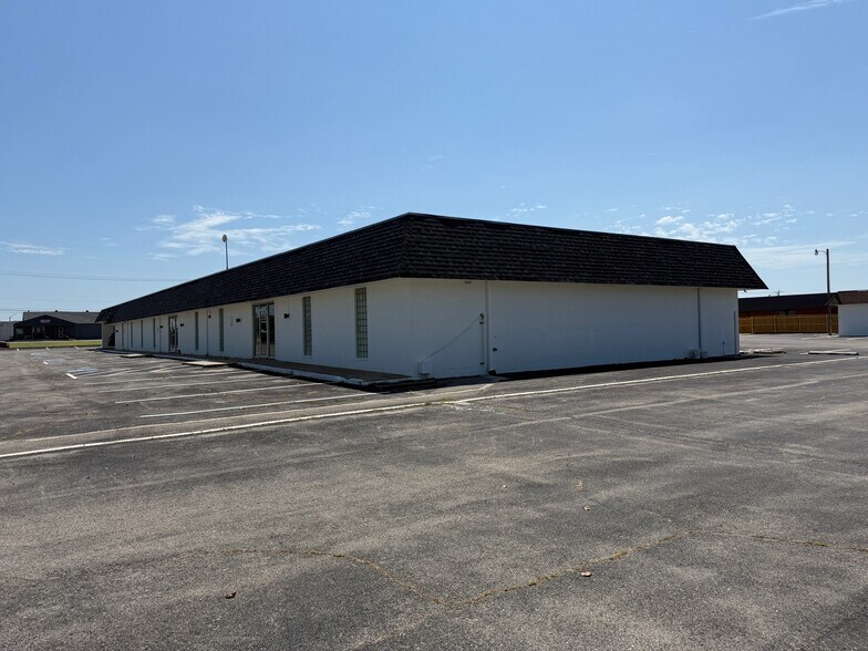 More Photos Of 1414 N Kennedy Ave, Shawnee Medical For Lease