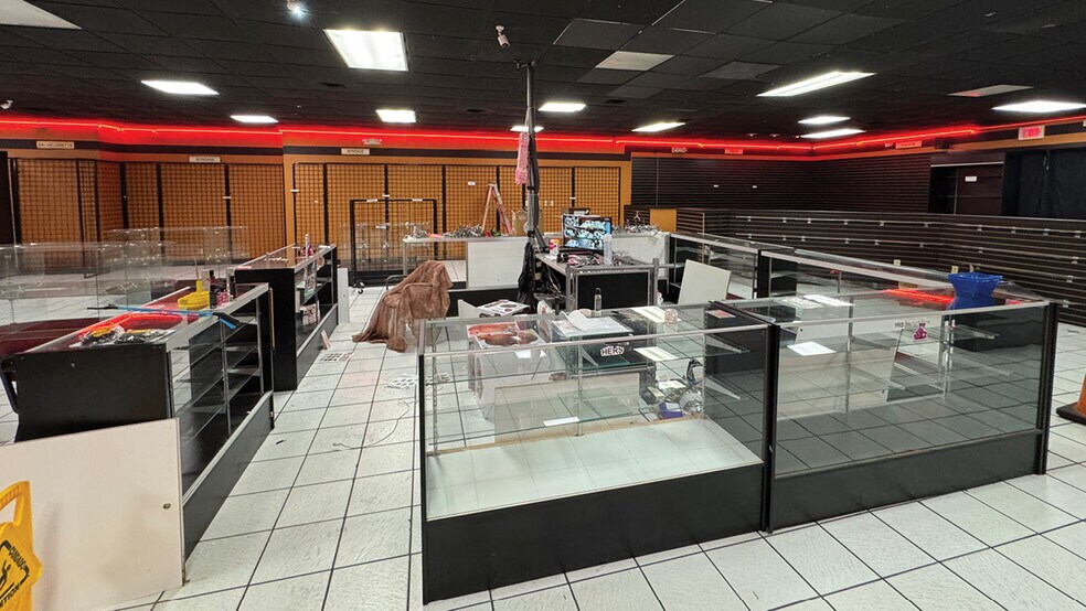 More Photos Of 5110 University Blvd W, Jacksonville General Retail For Lease