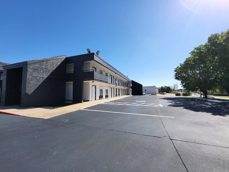 More Photos Of 1000 S Futrall Dr, Fayetteville Apartments For Sale
