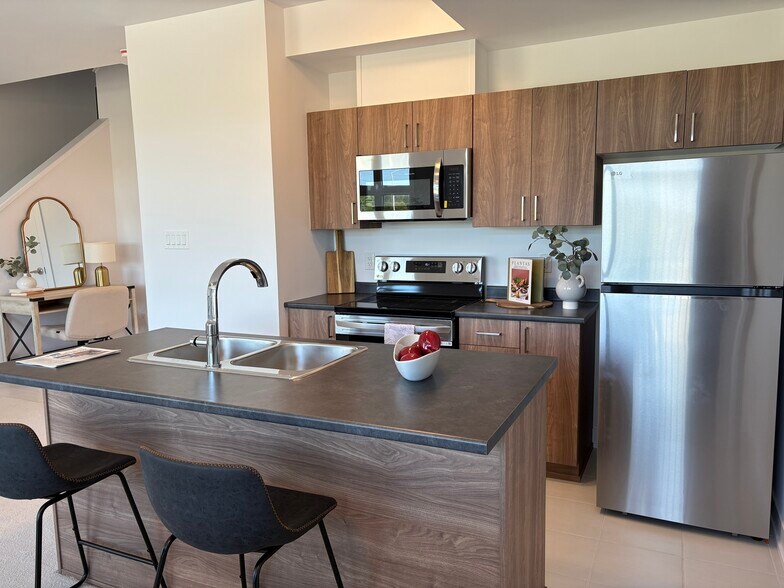 More Photos Of 33 Salamander Way, Ottawa Apartments For Sale