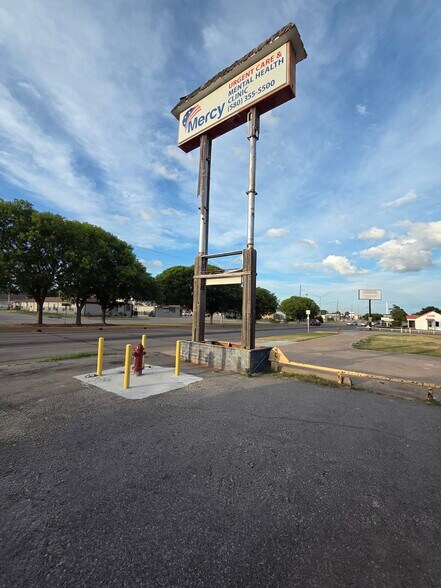 More Photos Of 1222 NW Cache Rd, Lawton Office For Lease