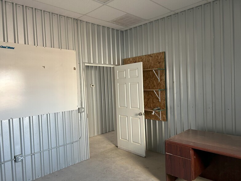 More Photos Of 2086 Oil Mill Rd, Pecos Warehouse For Lease