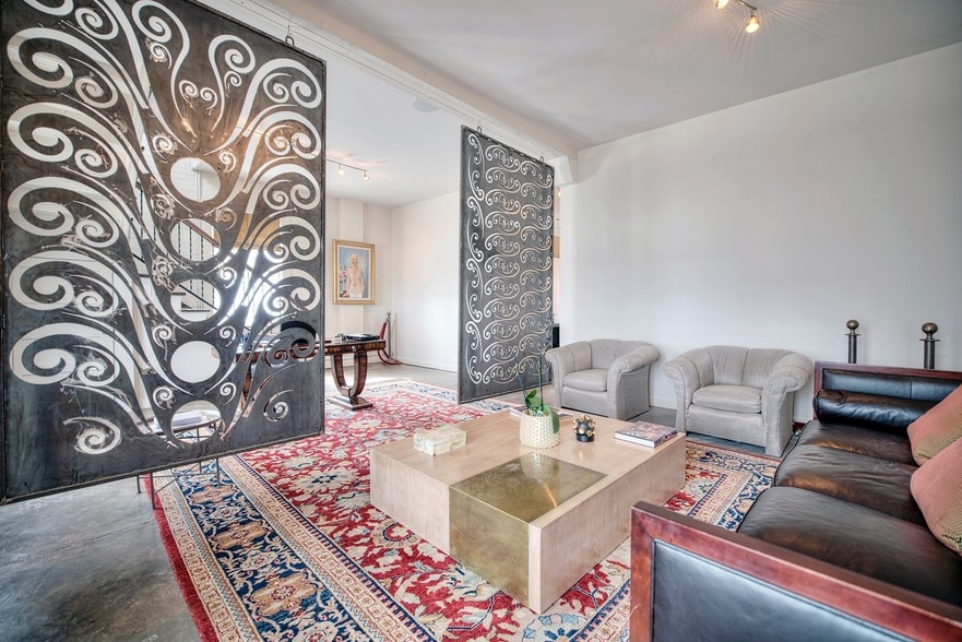 More Photos Of 2409 Commerce St, Houston Freestanding For Lease