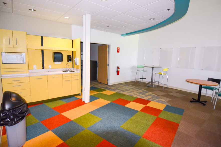 More Photos Of 888 Dayton St, Yellow Springs Warehouse For Lease