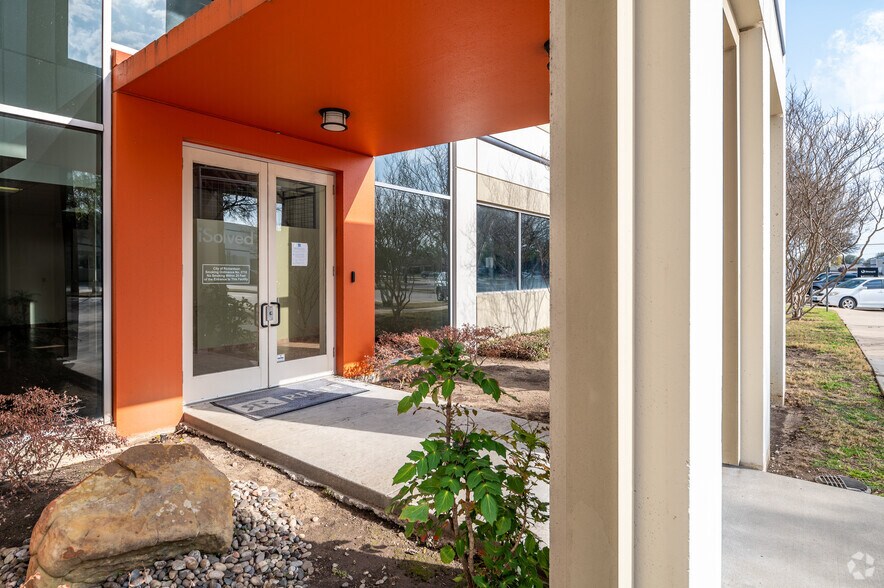 More Photos Of 1301 E Arapaho Rd, Richardson Unknown For Lease