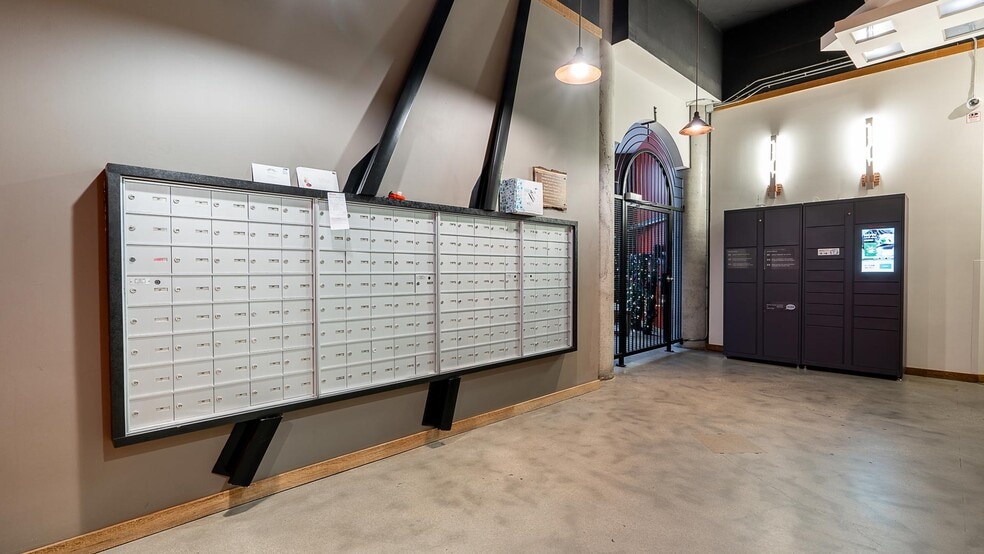 More Photos Of 26 Cordova St E, Vancouver Storefront For Lease