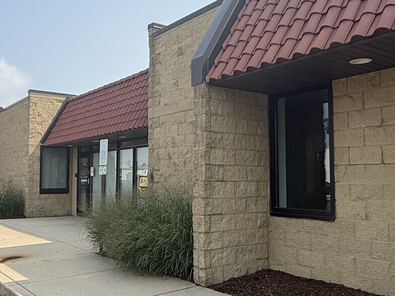 More Photos Of 365 Smoke Tree Plaza Dr, North Aurora Office For Lease