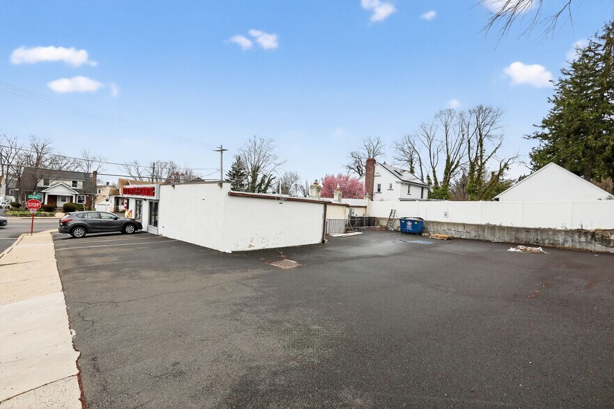 More Photos Of 13 N York Rd, Willow Grove Freestanding For Lease