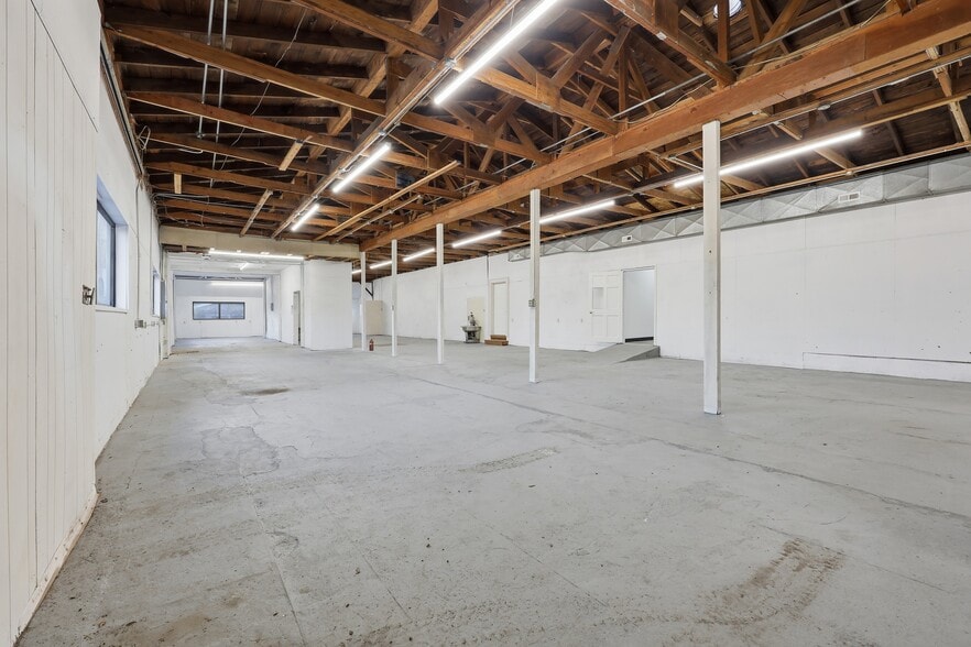 More Photos Of 941 SW Alder St, Dundee Warehouse For Lease