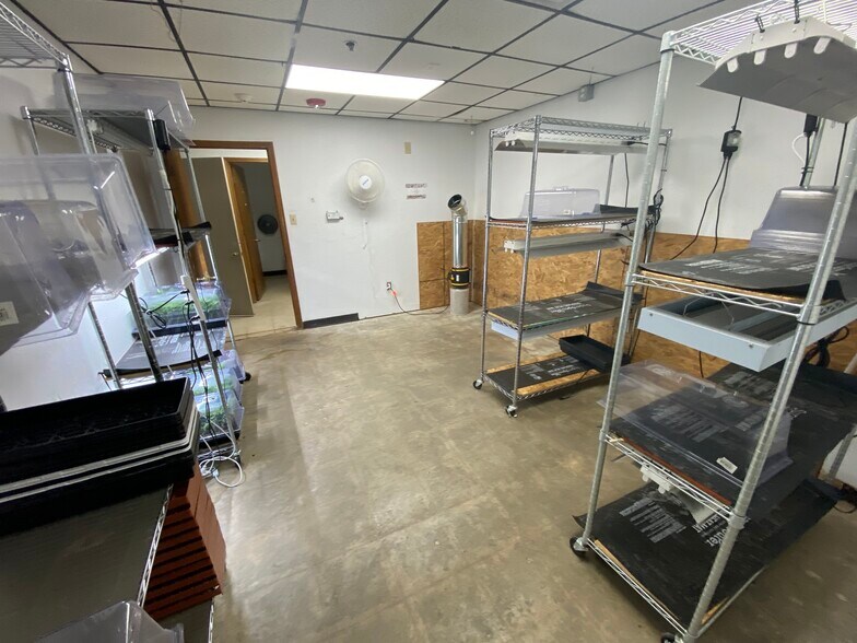 More Photos Of 810-812 SE 3rd St, Lawton Light Manufacturing For Sale