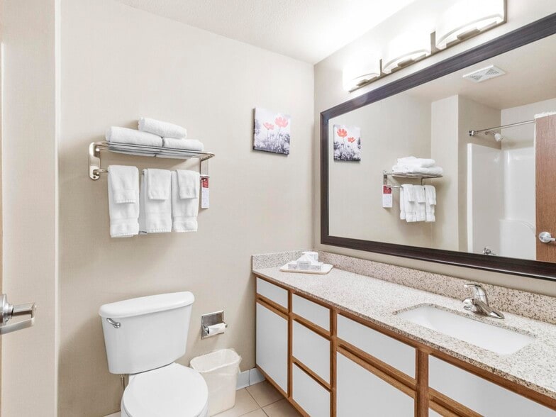 More Photos Of 1001 W College, Oak Creek Hotel For Sale