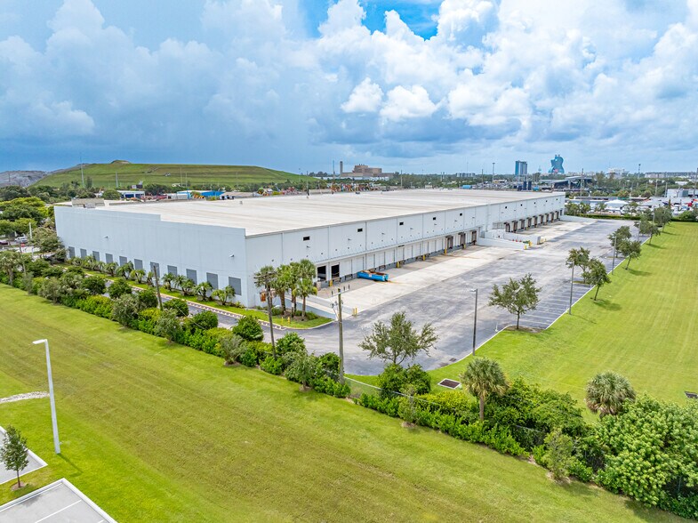 More Photos Of 3501 Burris Rd, Davie Distribution For Lease