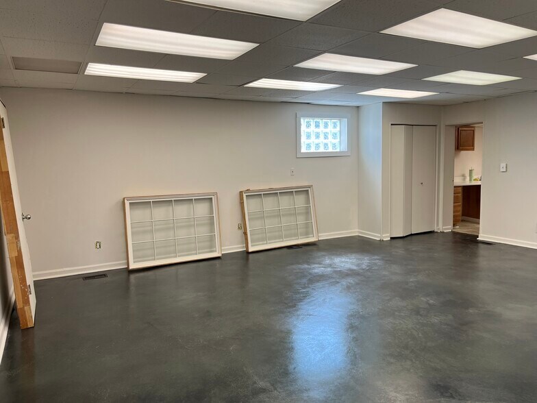 More Photos Of 22100-22200 John R Rd, Hazel Park Office For Lease