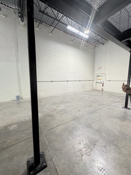 More Photos Of 2821 SW 23rd Ter, Fort Lauderdale Warehouse For Lease