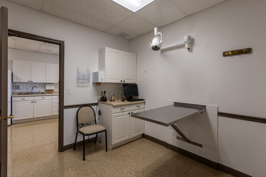More Photos Of 14605 Velp Ave, Suamico Veterinarian Kennel For Lease