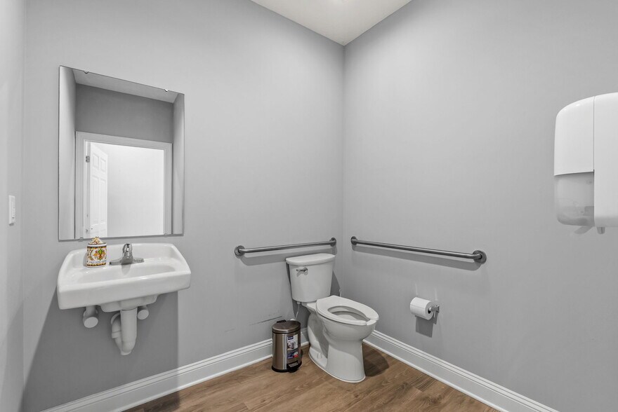 More Photos Of 6100 Greenland Rd, Jacksonville Loft Creative Space For Sale