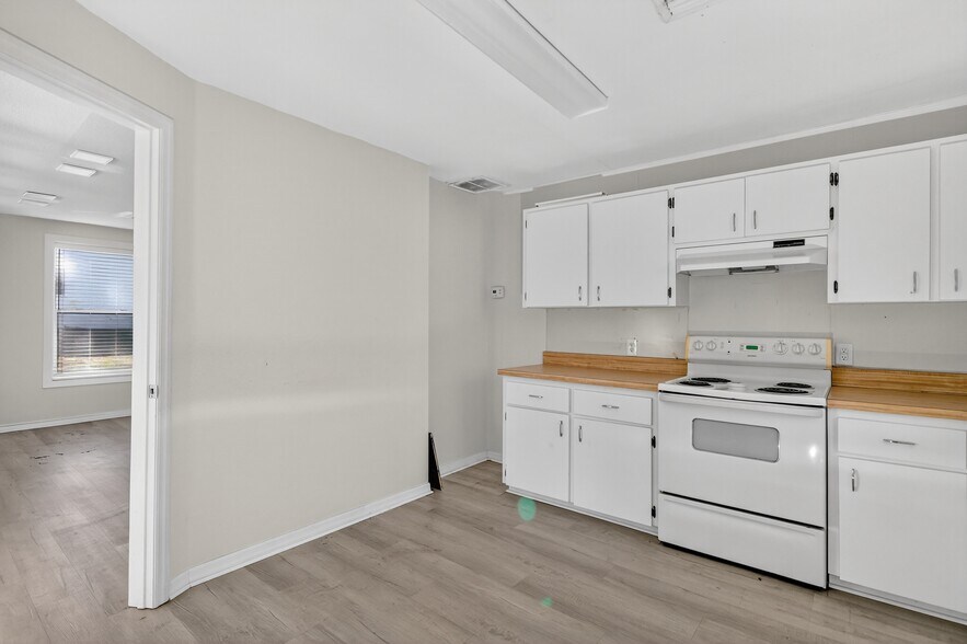More Photos Of 111 E Lady Lake Blvd, Lady Lake Office For Lease